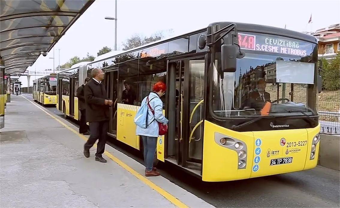 怎么計算上下車乘客數(shù)量?公交車客流統(tǒng)計系統(tǒng)車載客流統(tǒng)計攝像機的應用(圖1) 1234.jpg